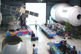 Auf den Tischen die Plastikmodelle