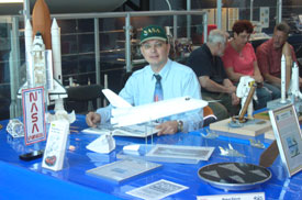 Im Vordergrund der Rohbau meines OV-101 "Enterprise"