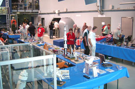 Interessierte G&auml;ste schauen sich um