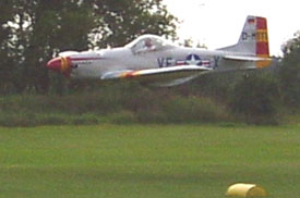 Ultraleicht P-51 im Tiefflug