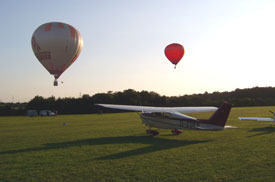Zwei Hei&szlig;luftballone entschweben...