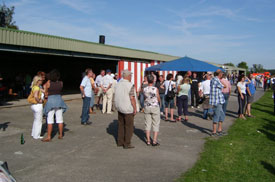 Hallenbereich mit Zuschauern