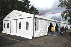 Au&szlig;enaufnahme vom Ausstellungszelt