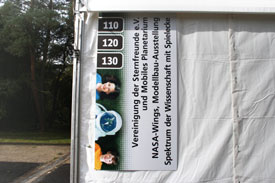 Bild vom Hinweisplakat am Ausstellungszelt