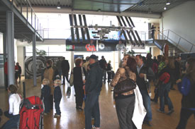 Bild vom EAC-Foyer mit ISS-Gro&szlig;modell unter der Foyer-Decke