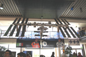 Gro&szlig;aufnahme vom ISS-Modell unter der Foyer-Decke