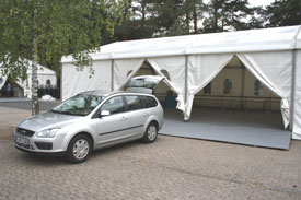 Bild vom Kombi vor dem Ausstellungszelt