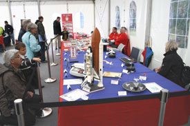 Bild von den Ausstellungstischen