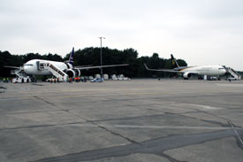 Bild von UPS- und FedEx-Frachtflugzeugen